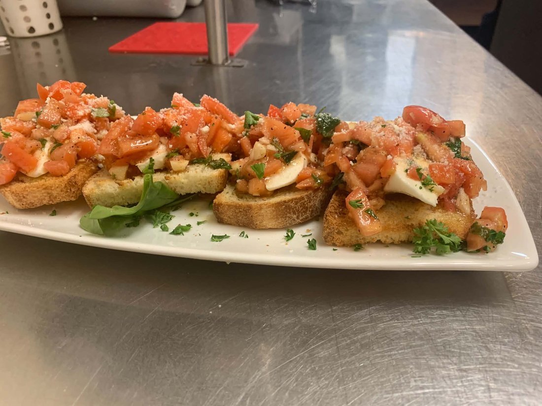 Fresh tomato & mozzarella bruschetta