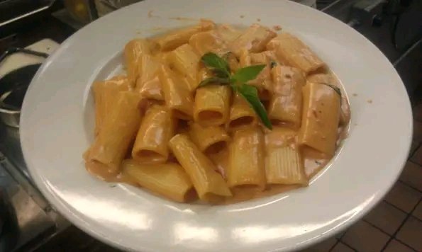 Rigatoni in vodka rosa sauce